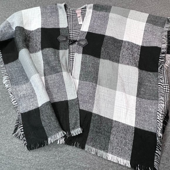 EUC Chico’s Chunky Black and White Checker Sweater Poncho Cape with Toggle - Picture 2 of 9